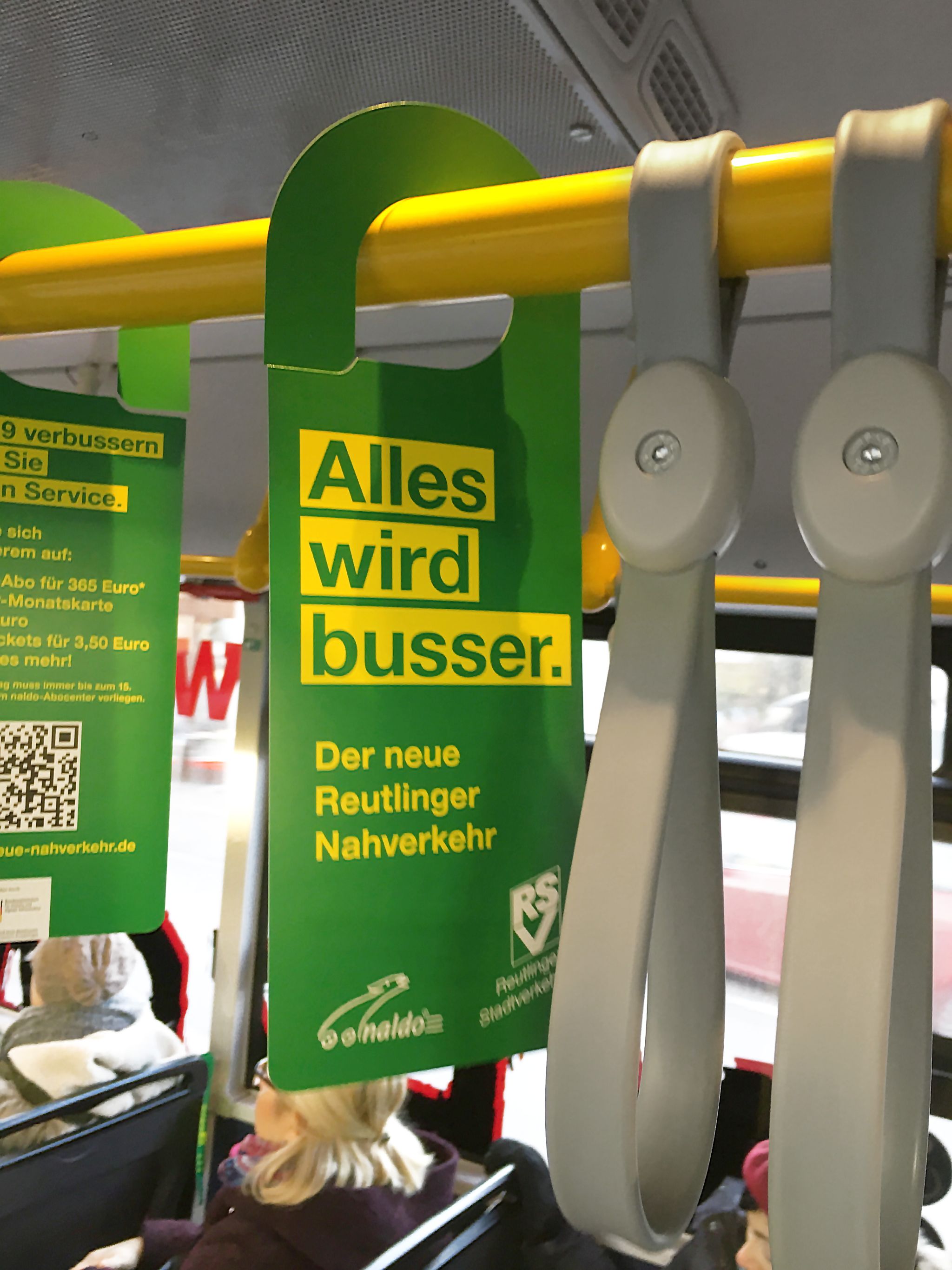 Hängeschild für die Kampagne "Alles wird bussee." für den neuen Reutlinger Nahverkehr