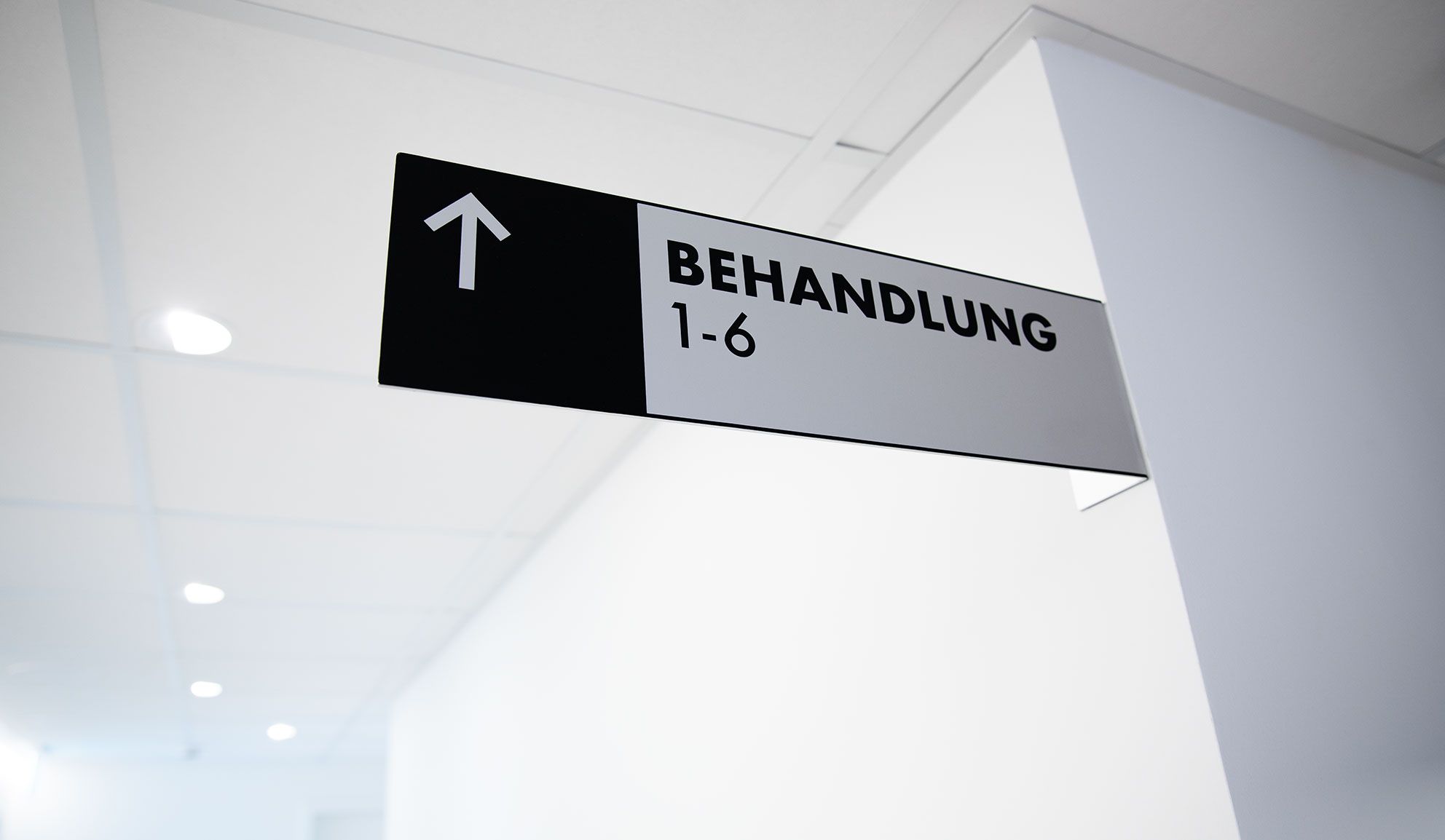 Wegweiserschild mit Pfeil und Behandlung 1-6 in der Praxis Dr. Rau im Gesundheitszentrum Eningen