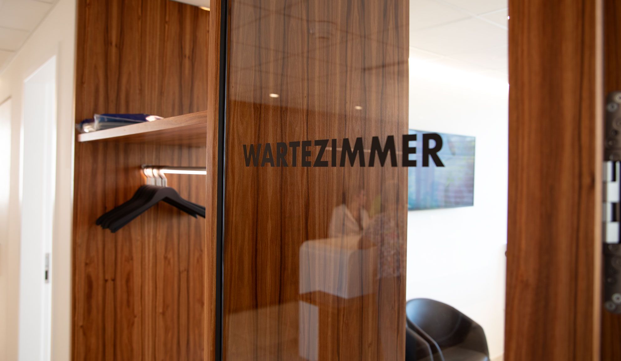 Tür zum Wartezimmer in der Praxis Dr. Rau im Gesundheitszentrum in Eningen