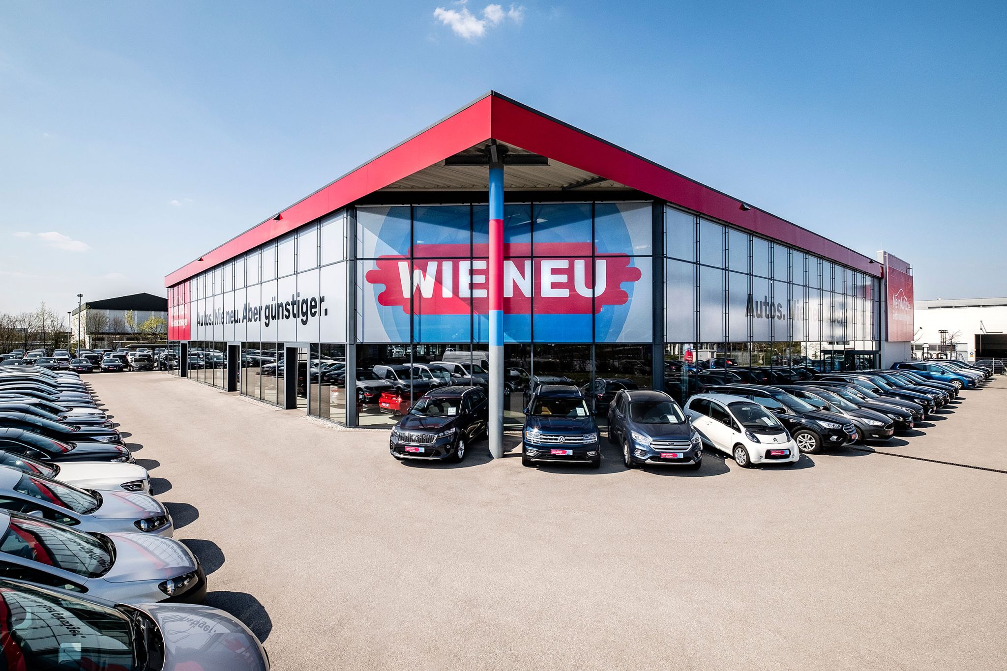 Firmengebäude vpm Mein Auto mit folierten Fenstern und Autos auf dem Hof in Garching
