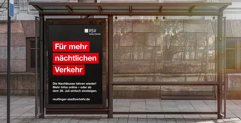 City Light Plakat an einer Bushaltestelle in Reutlingen vom RSV mit der Headline Für mehr nächtlichen Verkehr