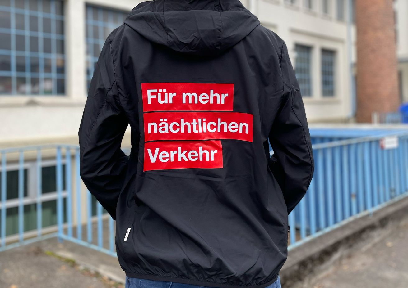 Eine Frau mit einer Softshell Jacke vom RSV in Reutlingen mit dem Print Für mher nächtlichen Verkehr