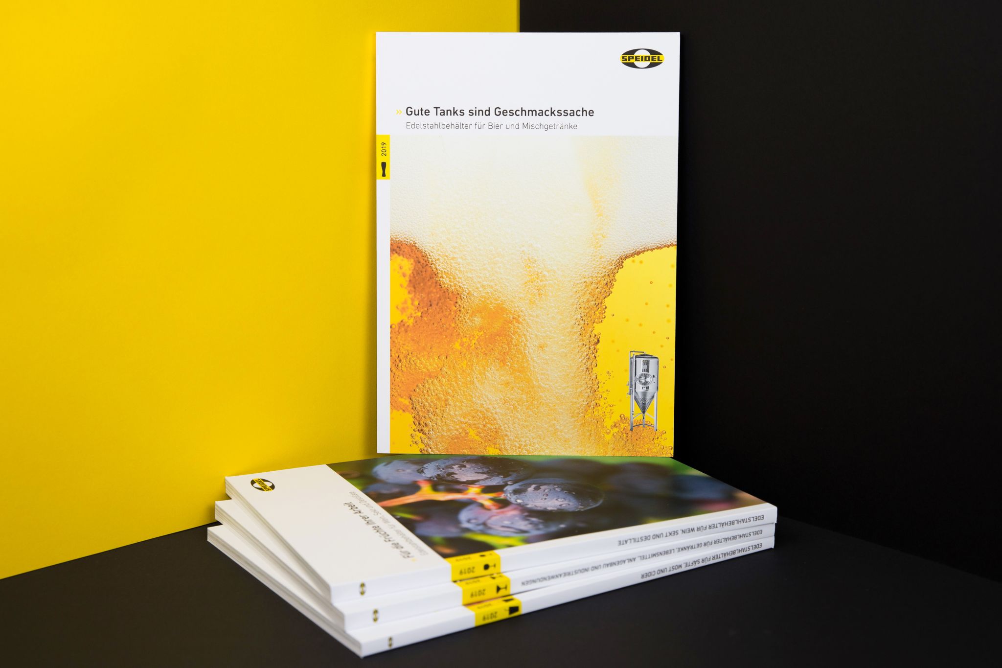 Stapel mit Katalogen von Speidel und oben drauf der neue Edelstahlkatalog von Speidel